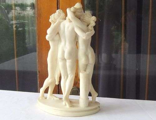 WOW !! A CHARMING VINTAGE ITALIAN MADE RESIN STATUE OF THREE GRECIAN MAIDENS IN GOOD CONDITION !!