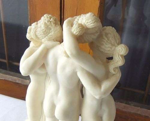 WOW !! A CHARMING VINTAGE ITALIAN MADE RESIN STATUE OF THREE GRECIAN MAIDENS IN GOOD CONDITION !!