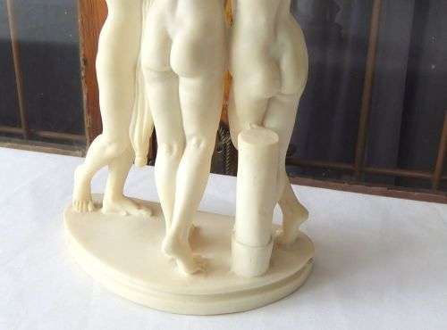 WOW !! A CHARMING VINTAGE ITALIAN MADE RESIN STATUE OF THREE GRECIAN MAIDENS IN GOOD CONDITION !!