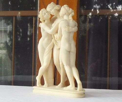 WOW !! A CHARMING VINTAGE ITALIAN MADE RESIN STATUE OF THREE GRECIAN MAIDENS IN GOOD CONDITION !!