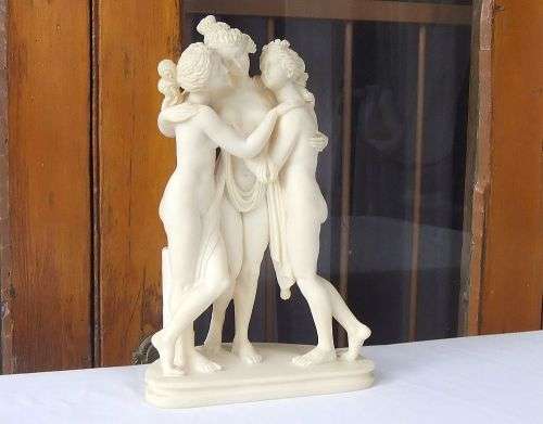 WOW !! A CHARMING VINTAGE ITALIAN MADE RESIN STATUE OF THREE GRECIAN MAIDENS IN GOOD CONDITION !!
