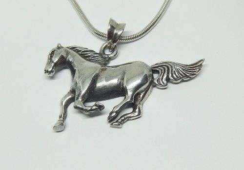 R1 START !! A HIGH QUALITY SNAKE STYLE STERLING SILVER NECKLACE AND DETAILED 925 HORSE PENDANT !!