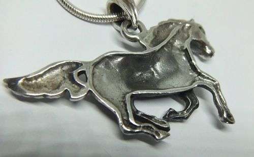 R1 START !! A HIGH QUALITY SNAKE STYLE STERLING SILVER NECKLACE AND DETAILED 925 HORSE PENDANT !!