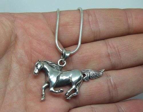 R1 START !! A HIGH QUALITY SNAKE STYLE STERLING SILVER NECKLACE AND DETAILED 925 HORSE PENDANT !!