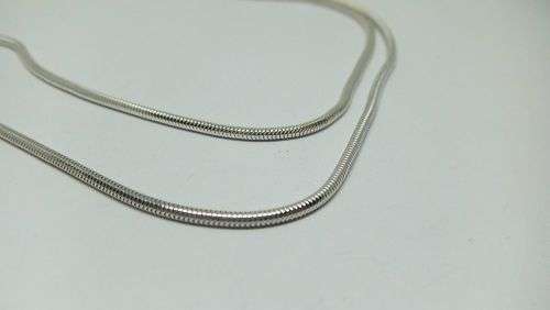 R1 START !! A HIGH QUALITY SNAKE STYLE STERLING SILVER NECKLACE AND DETAILED 925 HORSE PENDANT !!