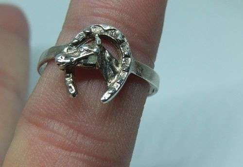 R1 START !! A RARELY SEEN SOLID STERLING SILVER LUCKY HORSESHOE RING !! FREE COMBINING !!