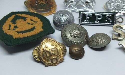 R1 START !! A JOBLOT OF VINTAGE MILITARY & PRISON SERVICES BADGES !! BID FOR THE LOT !!
