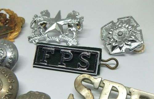 R1 START !! A JOBLOT OF VINTAGE MILITARY & PRISON SERVICES BADGES !! BID FOR THE LOT !!