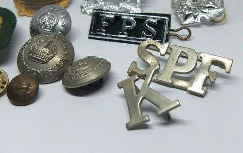 R1 START !! A JOBLOT OF VINTAGE MILITARY & PRISON SERVICES BADGES !! BID FOR THE LOT !!