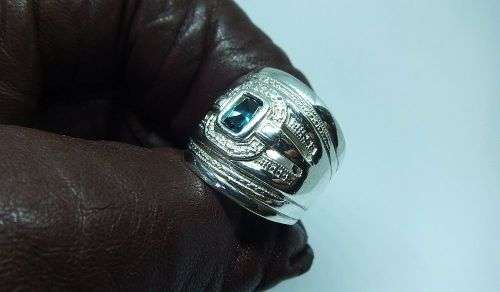 AN EXCEPTIONAL WIDE SOLID STERLING SILVER RING SET WITH A FACETED BLUE STONE IN GREAT CONDITION !!