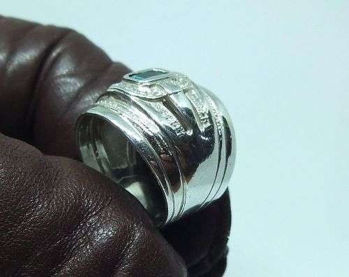 AN EXCEPTIONAL WIDE SOLID STERLING SILVER RING SET WITH A FACETED BLUE STONE IN GREAT CONDITION !!