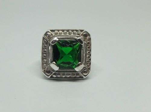 AN EYE CATCHING SOLID STERLING SILVER RING SET WITH A FACETED GREEN STONE !! FREE COMBINING !!