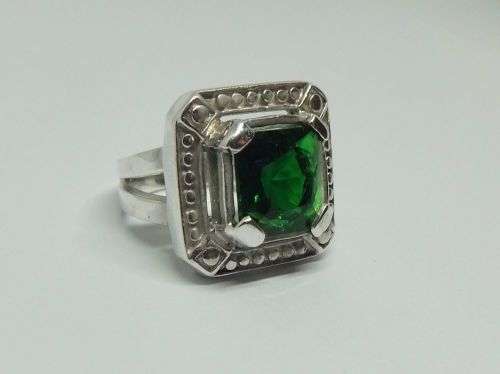 AN EYE CATCHING SOLID STERLING SILVER RING SET WITH A FACETED GREEN STONE !! FREE COMBINING !!