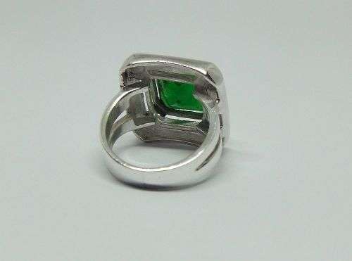 AN EYE CATCHING SOLID STERLING SILVER RING SET WITH A FACETED GREEN STONE !! FREE COMBINING !!