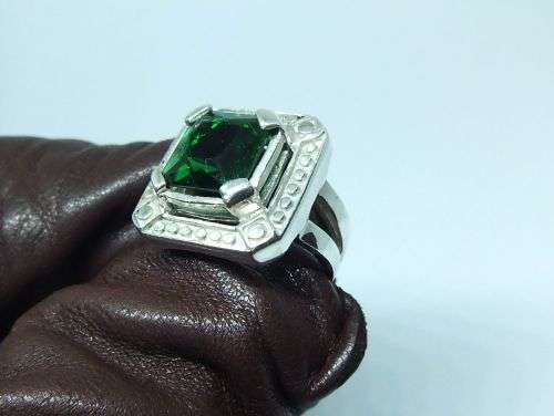 AN EYE CATCHING SOLID STERLING SILVER RING SET WITH A FACETED GREEN STONE !! FREE COMBINING !!