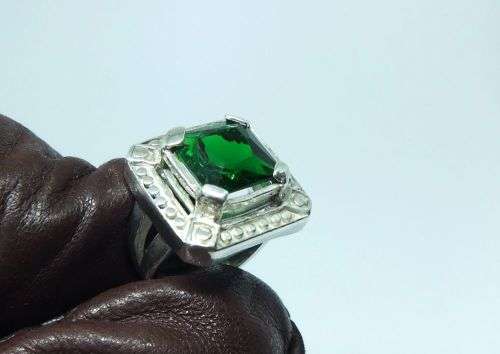 AN EYE CATCHING SOLID STERLING SILVER RING SET WITH A FACETED GREEN STONE !! FREE COMBINING !!