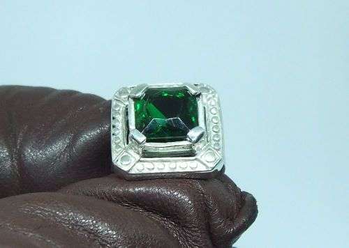 AN EYE CATCHING SOLID STERLING SILVER RING SET WITH A FACETED GREEN STONE !! FREE COMBINING !!