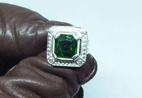 AN EYE CATCHING SOLID STERLING SILVER RING SET WITH A FACETED GREEN STONE !! FREE COMBINING !!
