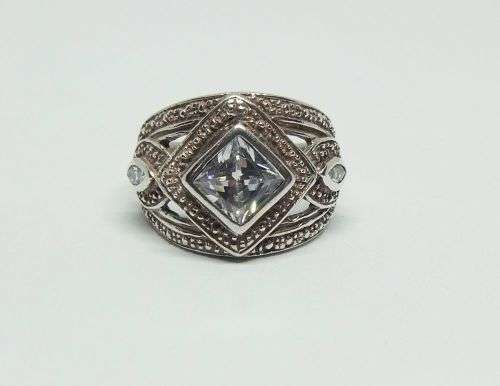 WOW !! A CLASSY SOLID STERLING SILVER RING SET WITH FACETED CLEAR STONES IN GREAT CONDITION !!