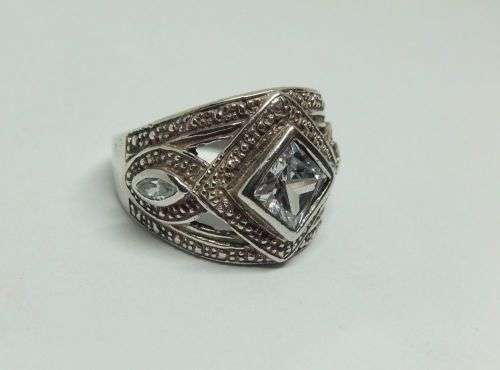 WOW !! A CLASSY SOLID STERLING SILVER RING SET WITH FACETED CLEAR STONES IN GREAT CONDITION !!