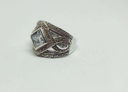 WOW !! A CLASSY SOLID STERLING SILVER RING SET WITH FACETED CLEAR STONES IN GREAT CONDITION !!