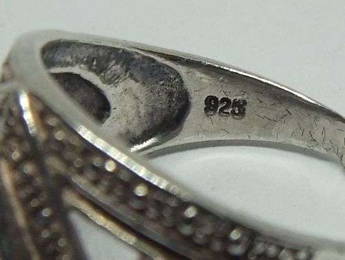 WOW !! A CLASSY SOLID STERLING SILVER RING SET WITH FACETED CLEAR STONES IN GREAT CONDITION !!