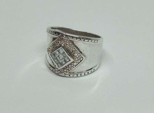 WOW !! AN AWESOME QUALITY SOLID STERLING SILVER RING SET WITH FACETED CZ STONES !! FREE COMBINING !!