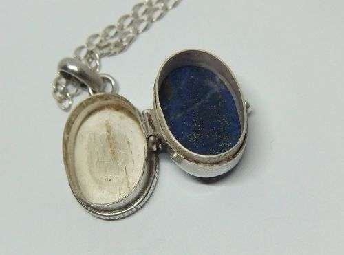 A TOTALLY AWESOME CABOCHON LAPIS LAZULI SET STERLING SILVER LOCKET WITH STERLING SILVER CHAIN !! WOW