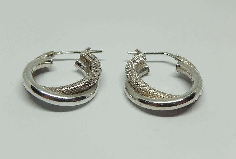 R1 START !! A CLASSY PAIR OF HINGED STERLING SILVER EARRINGS IN GREAT CONDITION !! FREE COMBINING !!