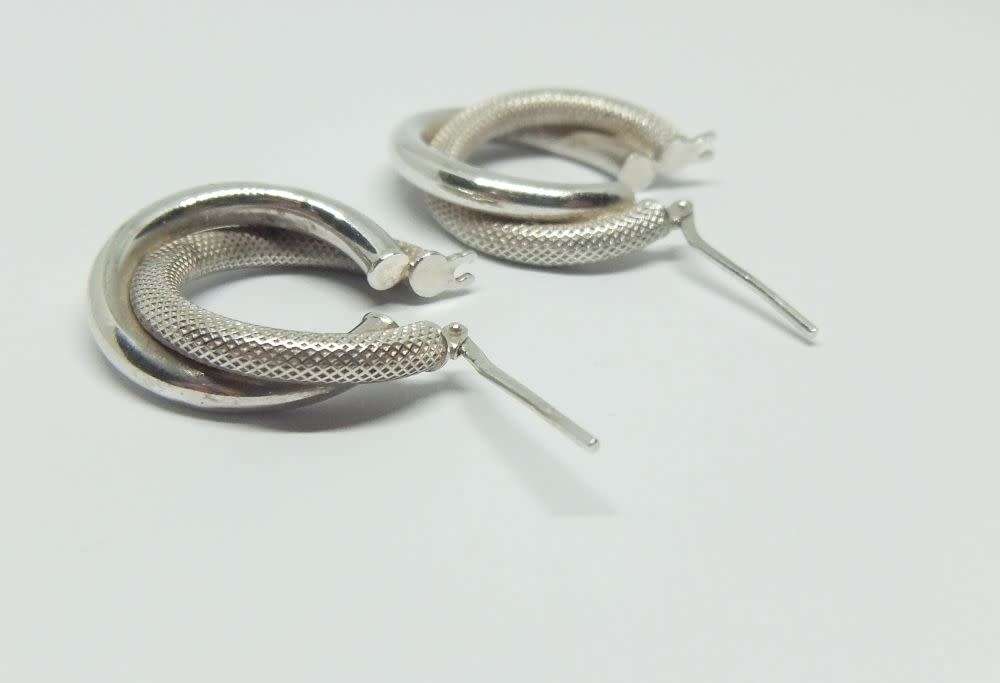 R1 START !! A CLASSY PAIR OF HINGED STERLING SILVER EARRINGS IN GREAT CONDITION !! FREE COMBINING !!