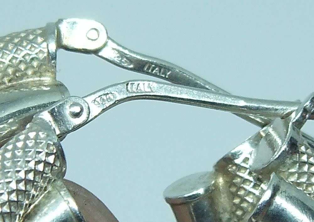 R1 START !! A CLASSY PAIR OF HINGED STERLING SILVER EARRINGS IN GREAT CONDITION !! FREE COMBINING !!