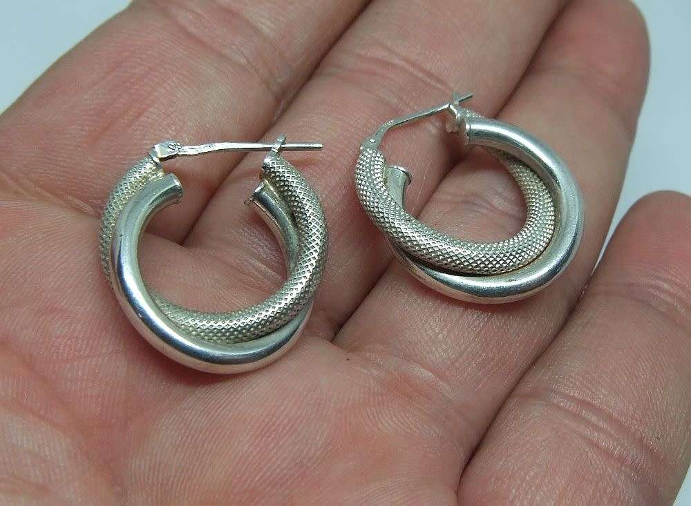 R1 START !! A CLASSY PAIR OF HINGED STERLING SILVER EARRINGS IN GREAT CONDITION !! FREE COMBINING !!
