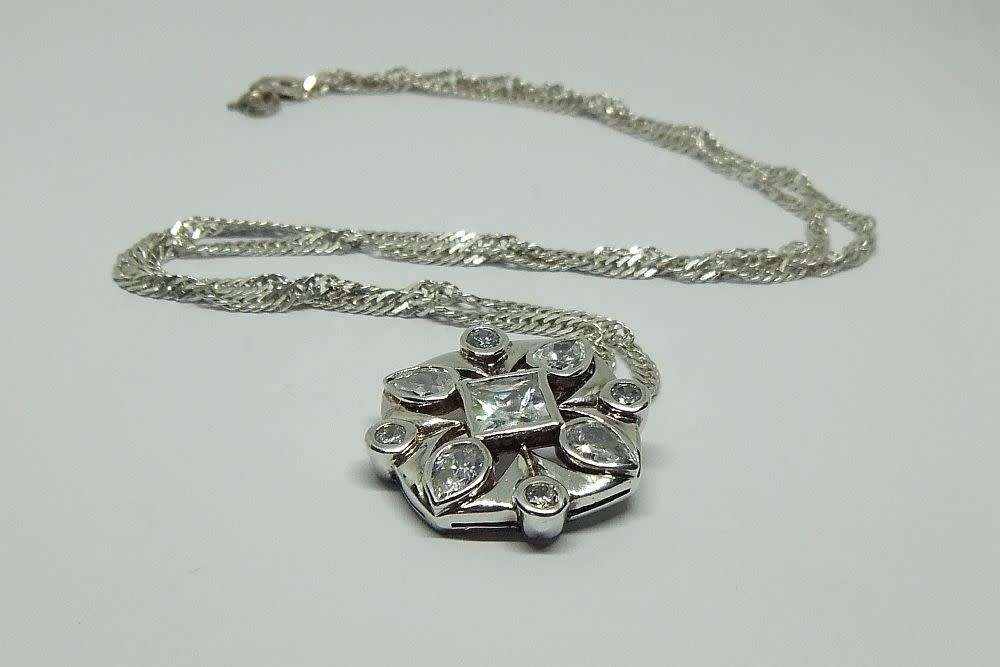R1 START !! A BEAUTIFUL FACETED CZ SET SOLID STERLING SILVER PENDANT & A STERLING SILVER NECKLACE !!