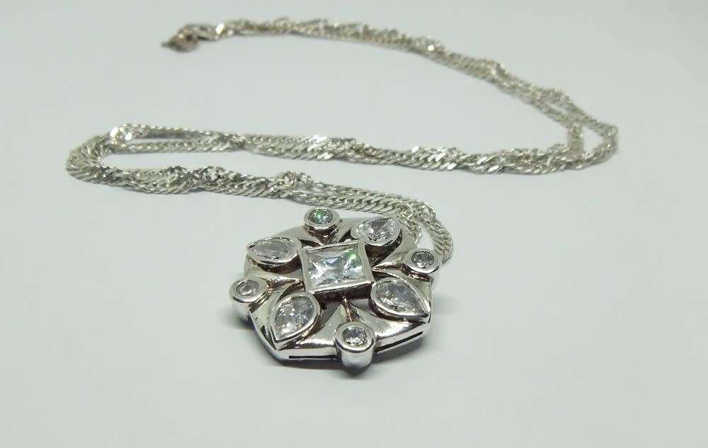 R1 START !! A BEAUTIFUL FACETED CZ SET SOLID STERLING SILVER PENDANT & A STERLING SILVER NECKLACE !!