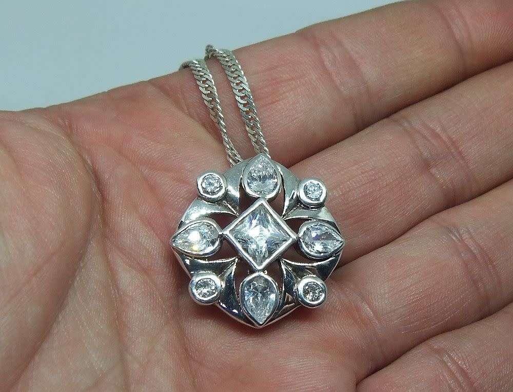 R1 START !! A BEAUTIFUL FACETED CZ SET SOLID STERLING SILVER PENDANT & A STERLING SILVER NECKLACE !!