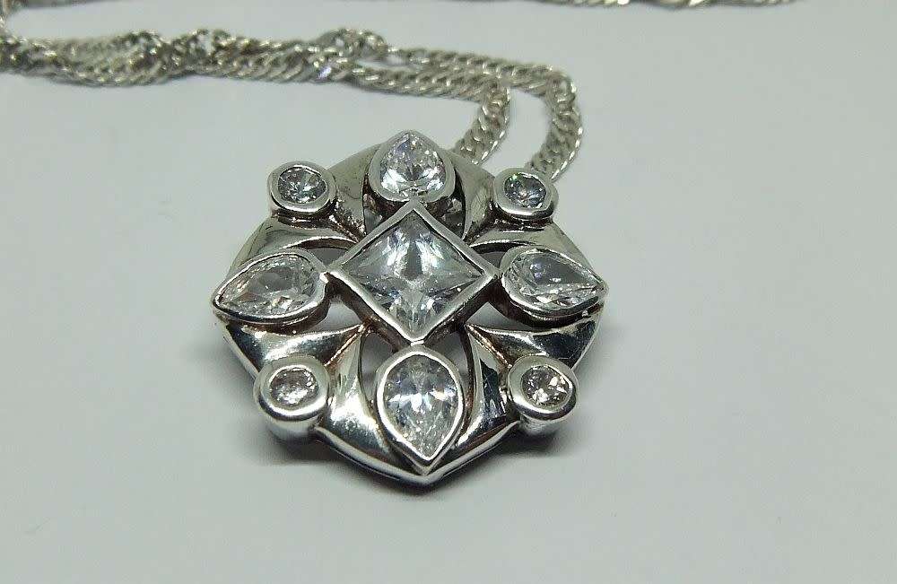 R1 START !! A BEAUTIFUL FACETED CZ SET SOLID STERLING SILVER PENDANT & A STERLING SILVER NECKLACE !!
