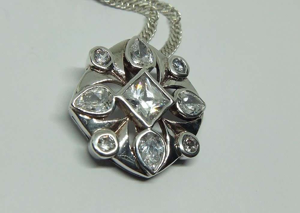 R1 START !! A BEAUTIFUL FACETED CZ SET SOLID STERLING SILVER PENDANT & A STERLING SILVER NECKLACE !!