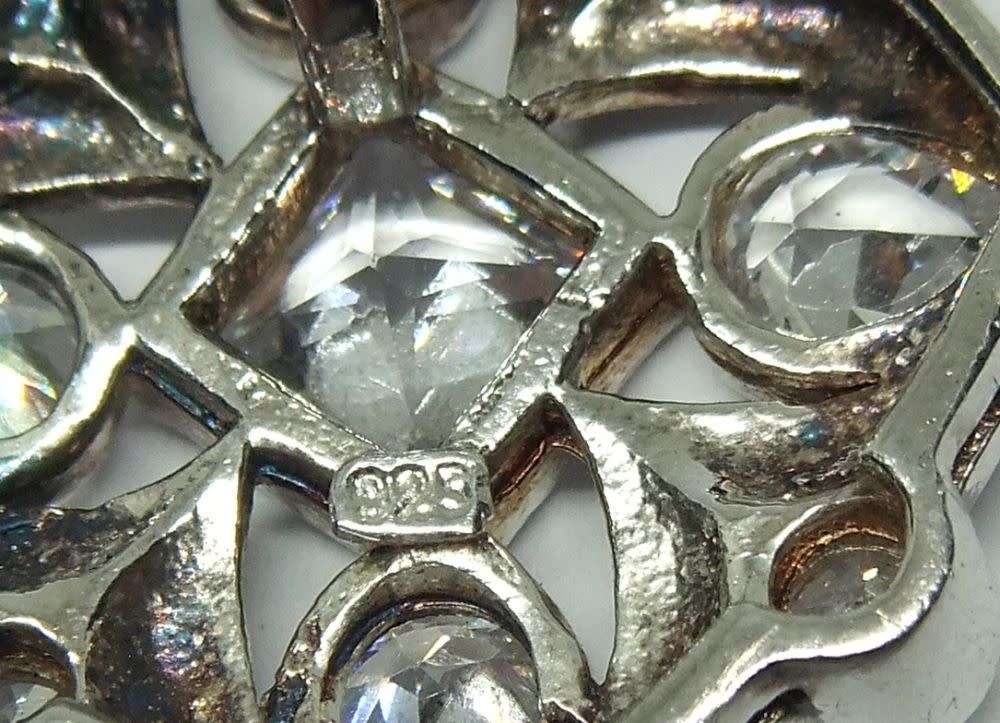 R1 START !! A BEAUTIFUL FACETED CZ SET SOLID STERLING SILVER PENDANT & A STERLING SILVER NECKLACE !!