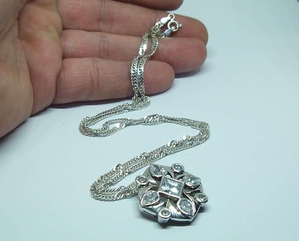 R1 START !! A BEAUTIFUL FACETED CZ SET SOLID STERLING SILVER PENDANT & A STERLING SILVER NECKLACE !!