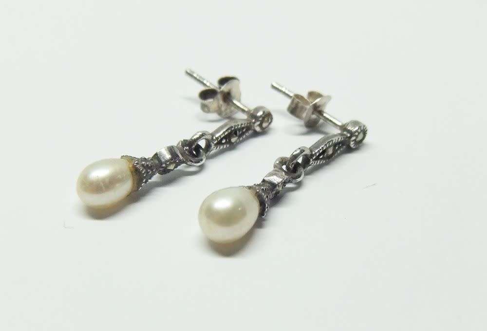 R1 START !! A CHARMING VINTAGE PAIR OF STERLING SILVER EARRINGS SET WITH GENUINE PEARLS & MARCASITE