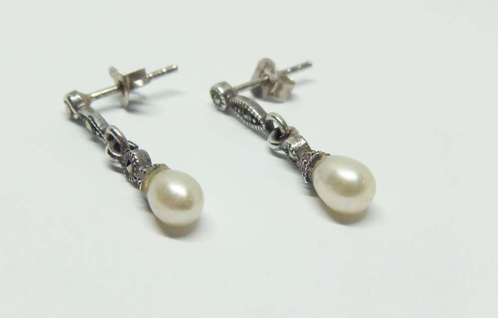 R1 START !! A CHARMING VINTAGE PAIR OF STERLING SILVER EARRINGS SET WITH GENUINE PEARLS & MARCASITE