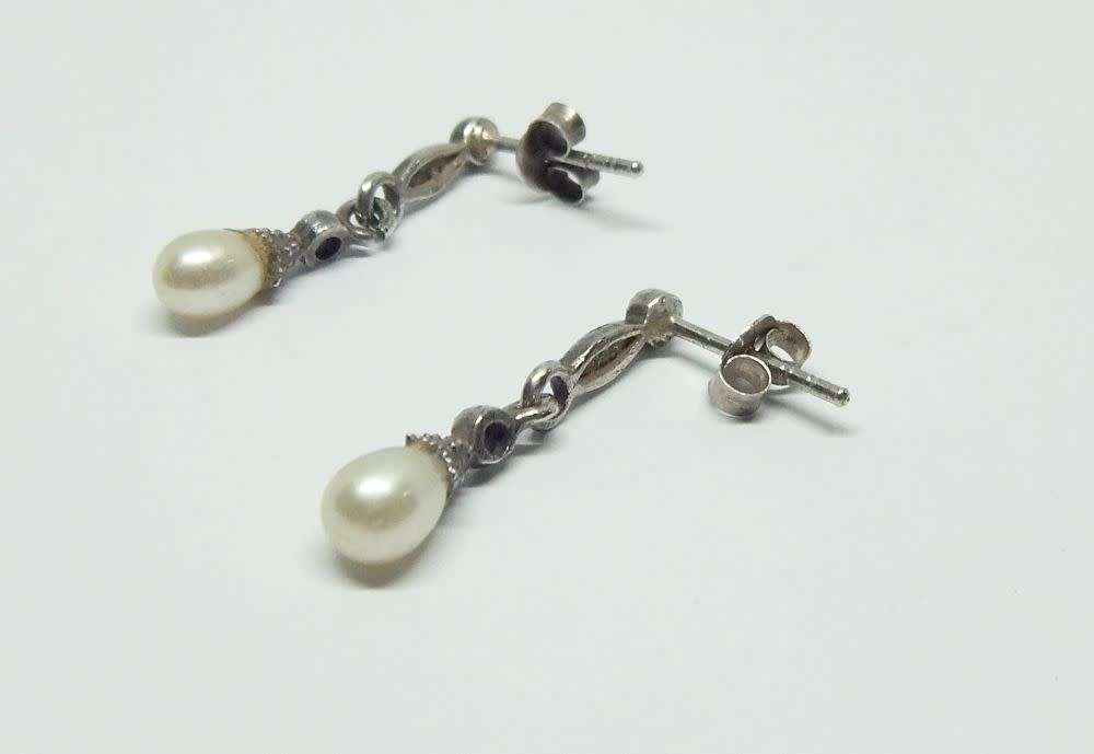R1 START !! A CHARMING VINTAGE PAIR OF STERLING SILVER EARRINGS SET WITH GENUINE PEARLS & MARCASITE