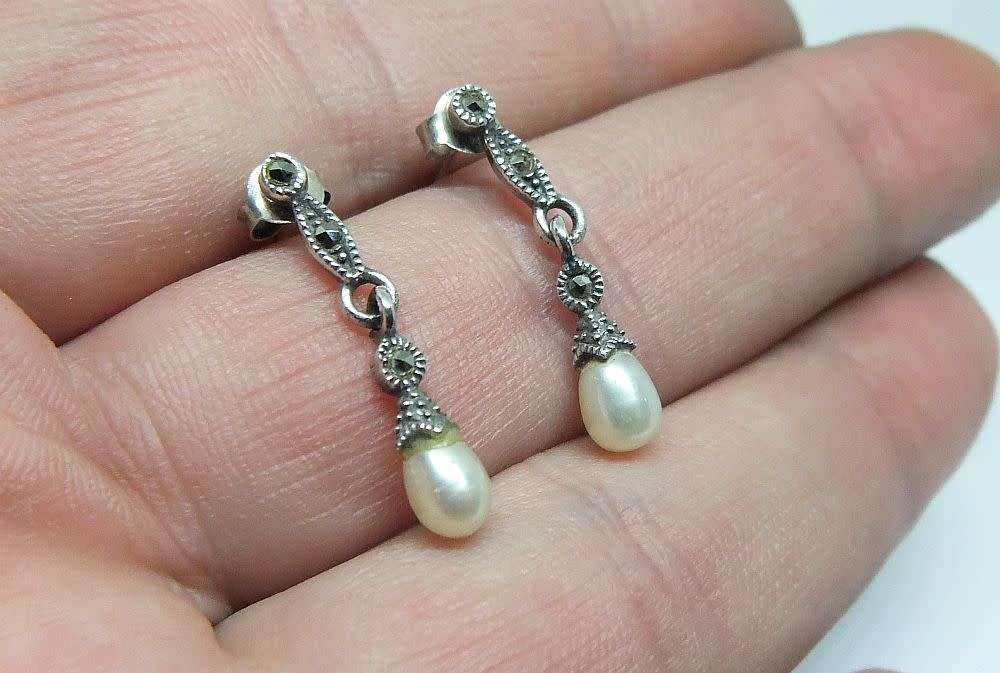R1 START !! A CHARMING VINTAGE PAIR OF STERLING SILVER EARRINGS SET WITH GENUINE PEARLS & MARCASITE