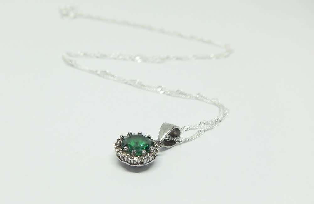 R1 START !! A 40 CM STERLING SILVER NECKLACE & STERLING SILVER FACETED GREEN STONE PENDANT !! WOW !!