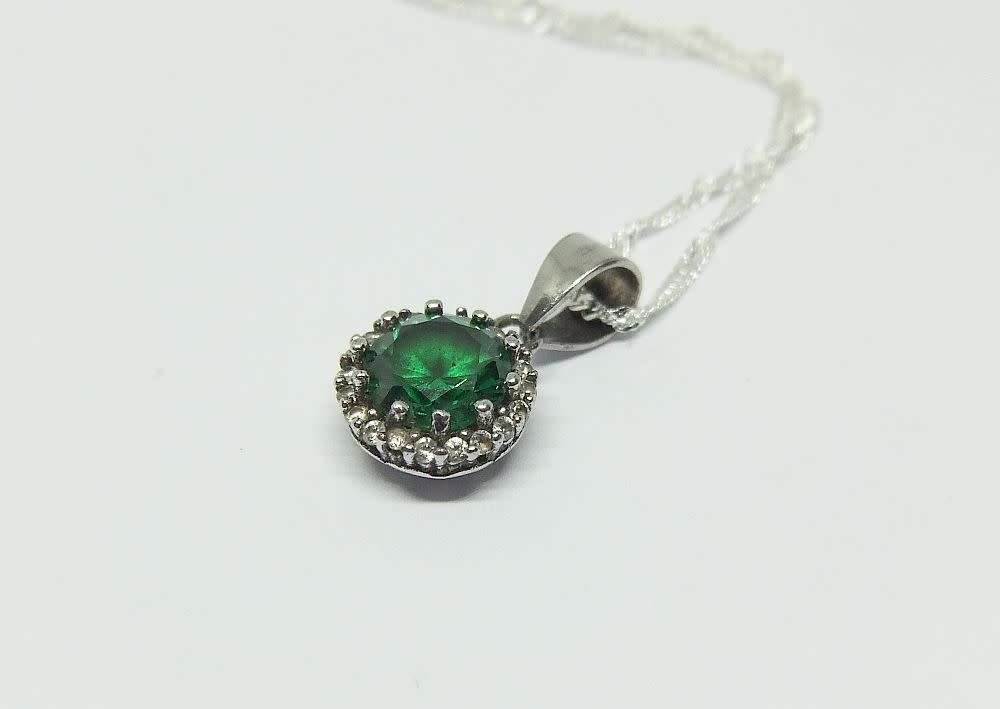 R1 START !! A 40 CM STERLING SILVER NECKLACE & STERLING SILVER FACETED GREEN STONE PENDANT !! WOW !!