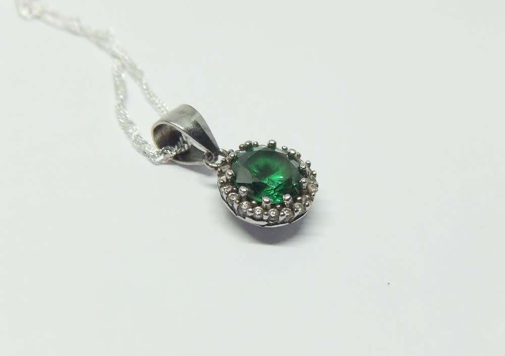 R1 START !! A 40 CM STERLING SILVER NECKLACE & STERLING SILVER FACETED GREEN STONE PENDANT !! WOW !!