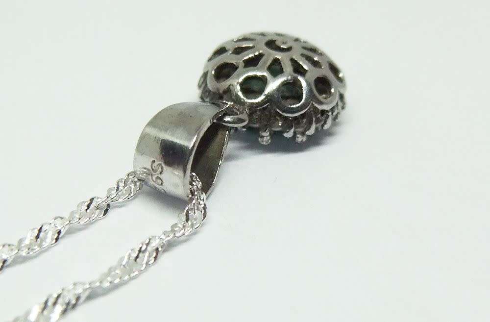 R1 START !! A 40 CM STERLING SILVER NECKLACE & STERLING SILVER FACETED GREEN STONE PENDANT !! WOW !!