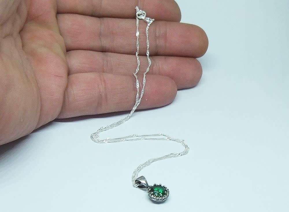 R1 START !! A 40 CM STERLING SILVER NECKLACE & STERLING SILVER FACETED GREEN STONE PENDANT !! WOW !!