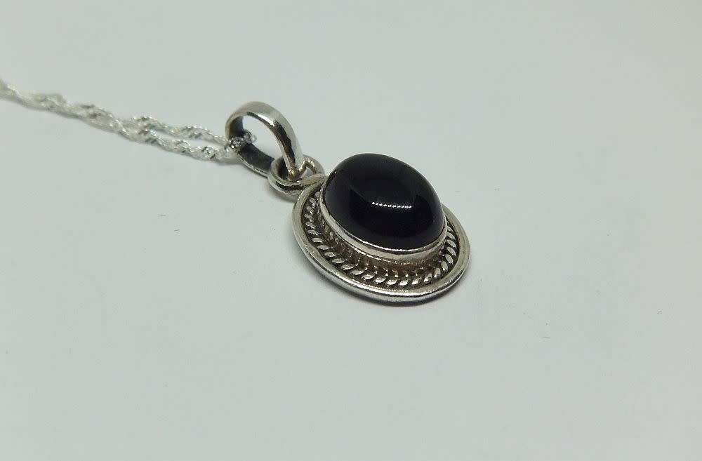 R1 START !! A 40 CM STERLING SILVER NECKLACE & STERLING SILVER CABOCHON GENUINE ONYX PENDANT !! WOW