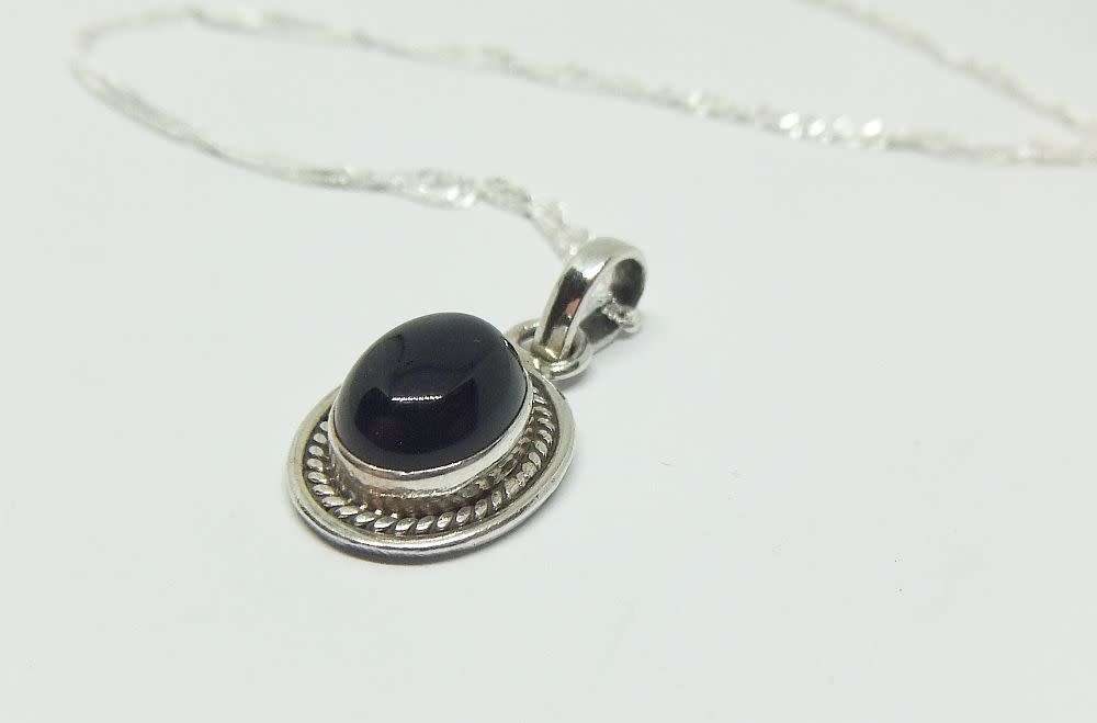 R1 START !! A 40 CM STERLING SILVER NECKLACE & STERLING SILVER CABOCHON GENUINE ONYX PENDANT !! WOW